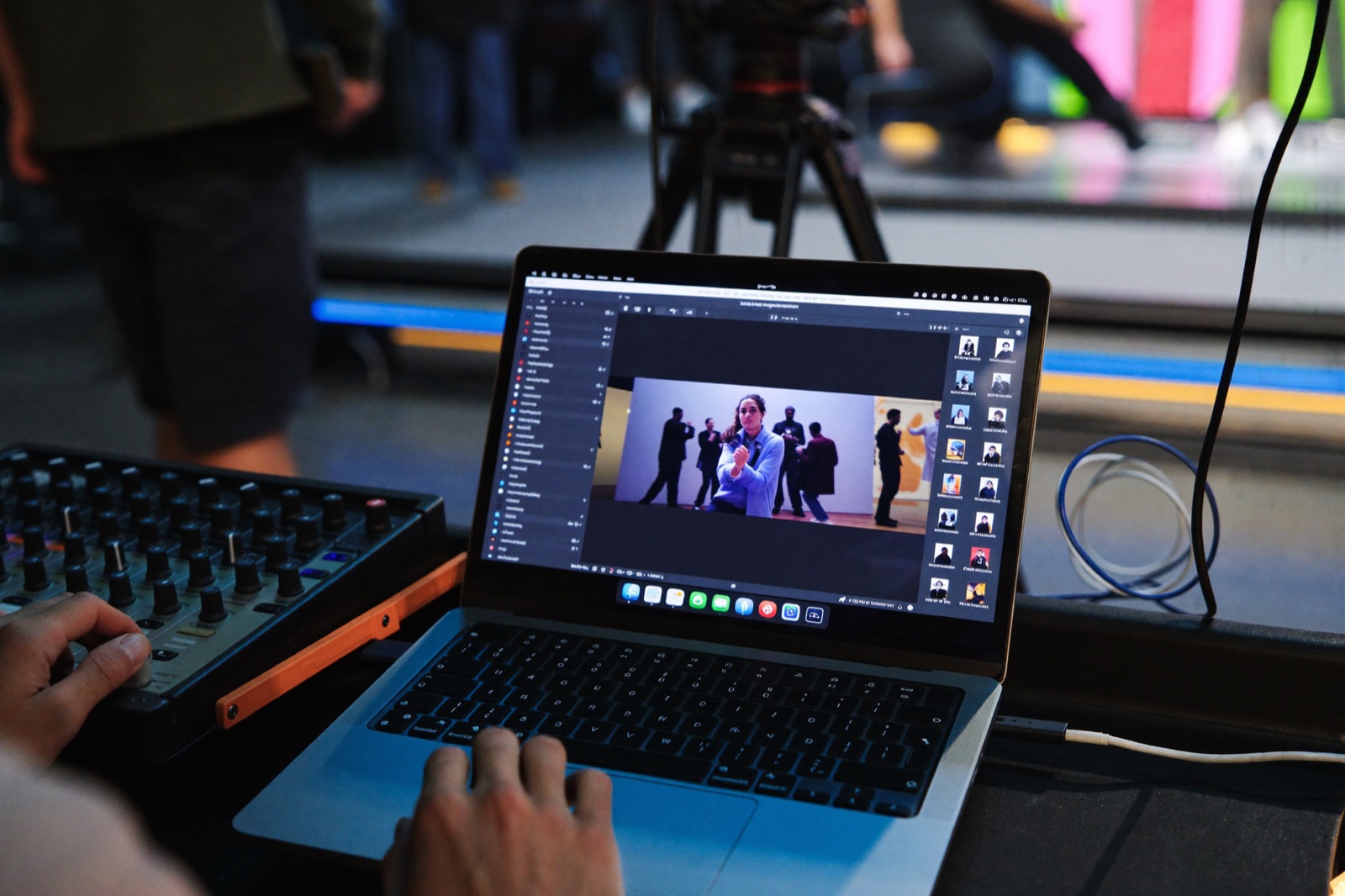 Réžia živého prenosu, notebook so strihom a kamera v pozadí